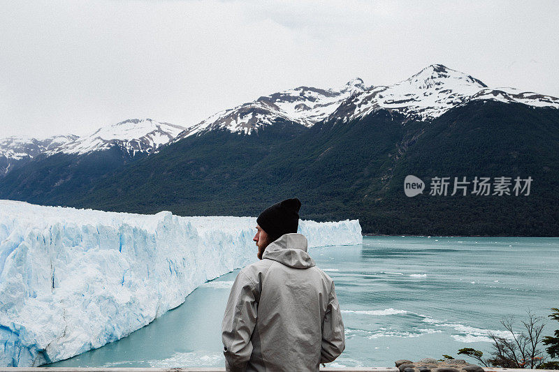 在巴塔哥尼亚的Los Glaciares国家公园，一位年轻人正在观看佩里托·莫雷诺冰川